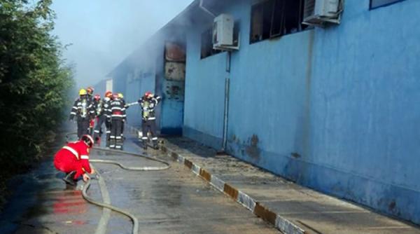 Incendiu la o fabrică de nitroglicerină din Butimanu. Fumul toxic a ajuns și în București