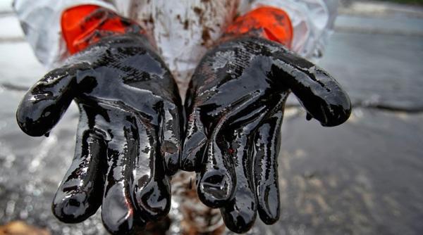 Prețul petrolului a luat-o la vale. Cauze și efecte