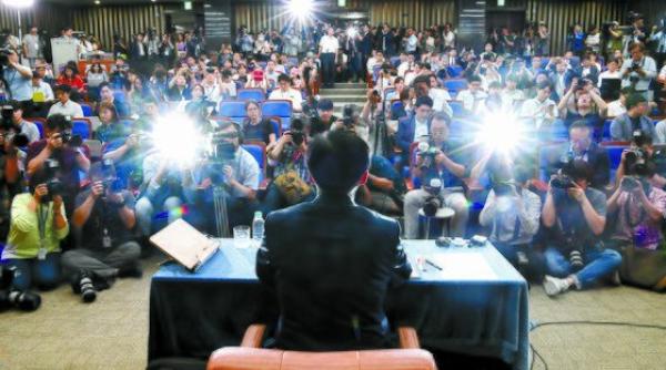 Record. Conferință de presă de 11 ore