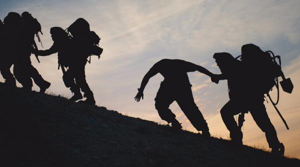 Românii, scoși din casă de armată și poliție. În ce situații 