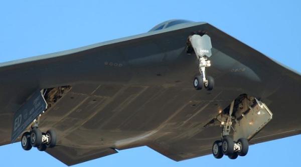 Bombardier american, spaima tuturor rachetelor. E un avion unic