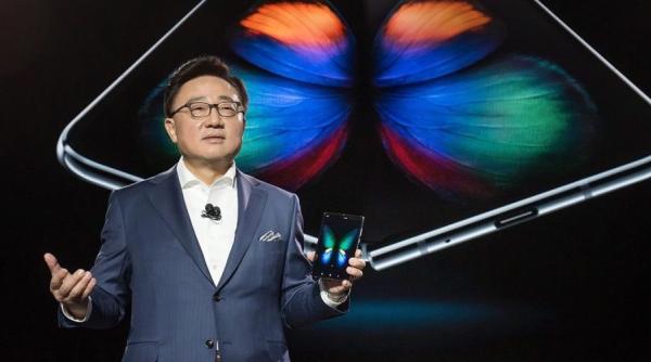 Primul telefon pliabil al Samsung ajunge în magazine