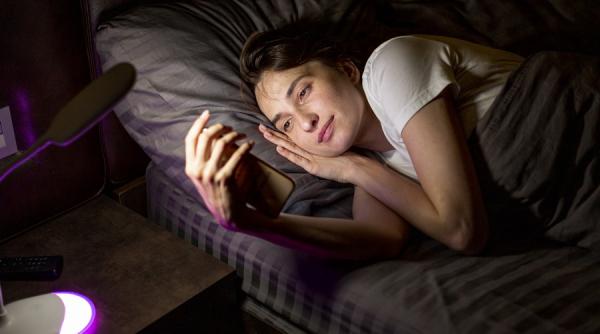 Cumpărăturile în toiul nopții din vârful patului, o nouă modă