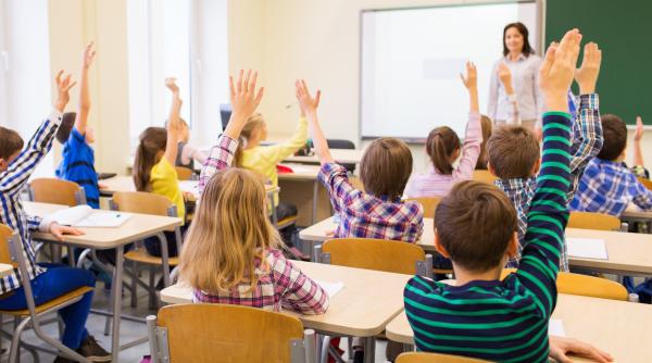 Schimbare de program: Câte ore vor petrece elevii în clase