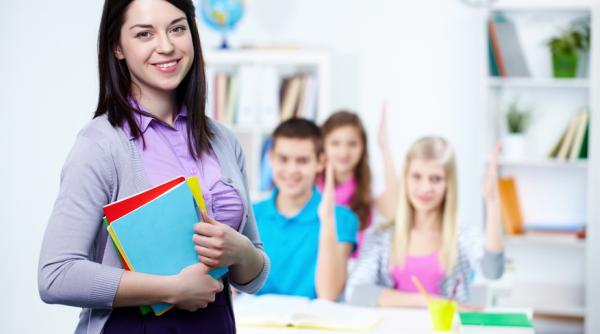 Profesorii pot beneficia de burse de 5.000 €. În ce condiții