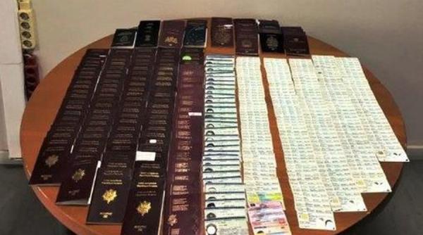 Peste 400 de pașapoarte, descoperite în bagajele unei românce