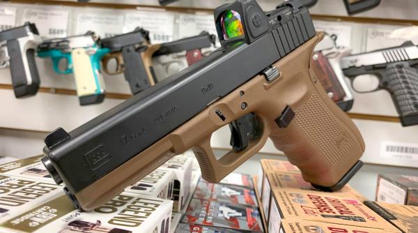 145 de CEO din SUA cer Congresului legi aspre pentru controlul armelor în SUA