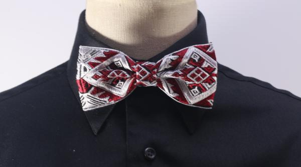 Tânăra care face mii de euro din papioane