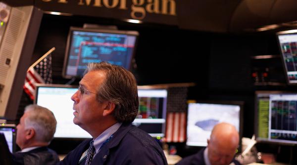 Scandal pe Wall Street! Angajații unei  mari bănci s-au calicit la bani