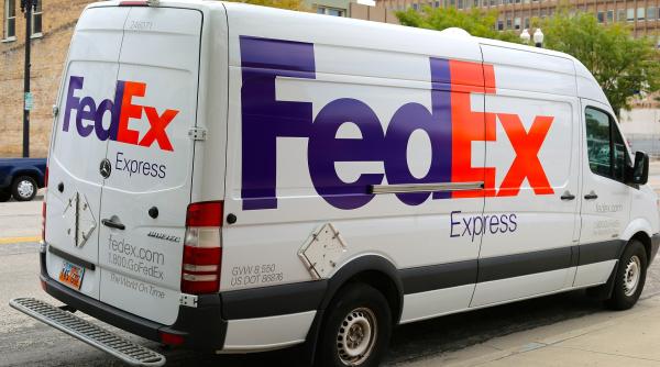 FedEx anticipează o scădere a comerțului global. O premieră din 2009