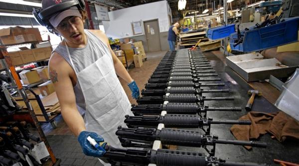 Colt oprește fabricarea puștilor de asalt