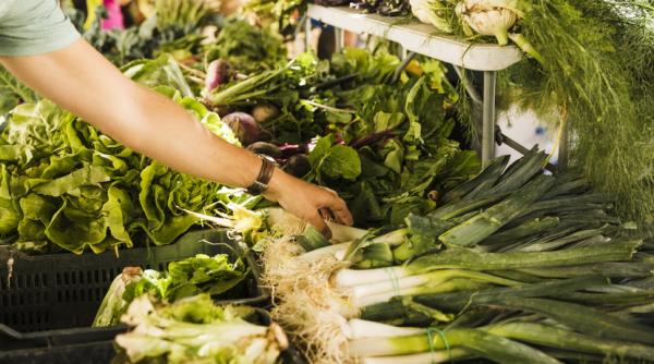 Premieră. Pătrunjelul de la tarabă, cumpărat cu cardul