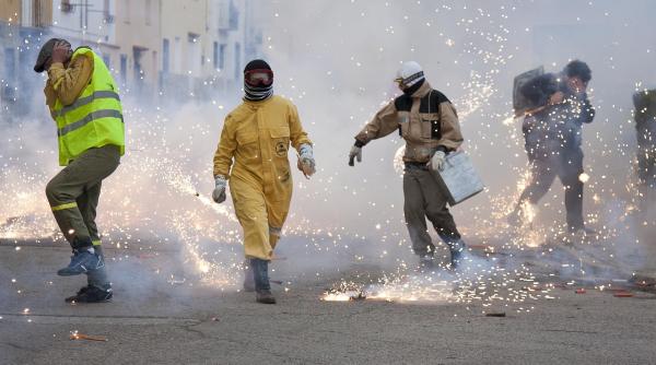 Nouă inițiativă legislativă. Copiii de 12 ani vor putea cumpăra petarde