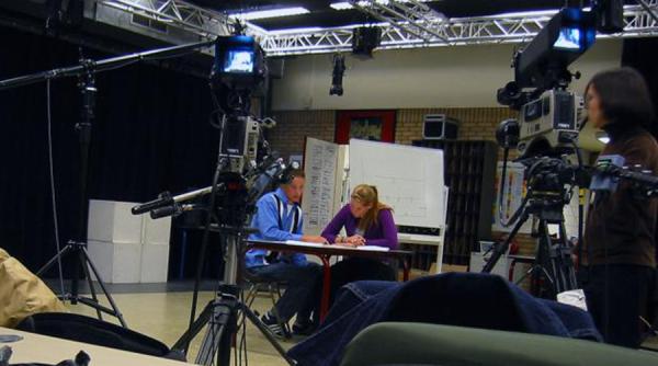 Romii au prima lor televiziune, o investiție a unui român. De unde emite