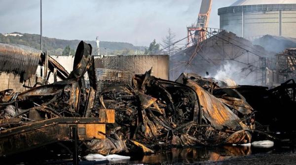 Franța. Incendiul uzinei chimice din Rouen, un altfel de Cernobîl
