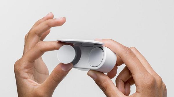 Microsoft lansează o pereche de căști wireless de 249$