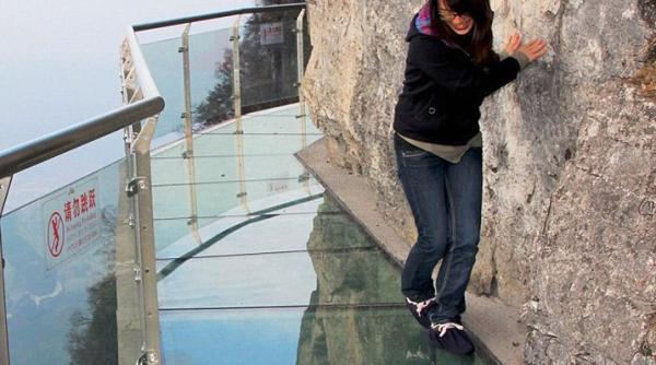 Poteca groazei! Sus e cerul, jos e hăul! Chinezii, puși la încercare FOTO