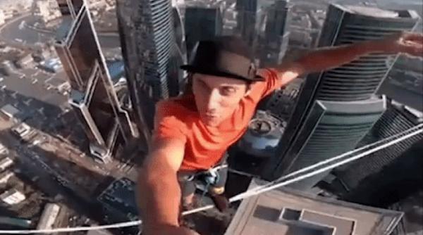 Record. Un selfie suspendat între doi zgârie-nori