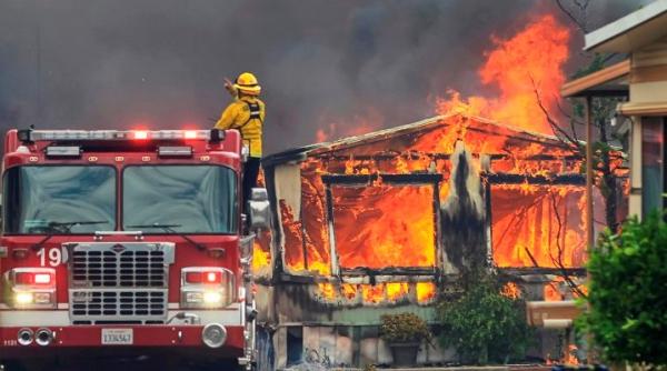 Incendii în California: 2 morți, 100.000 de persoane evacuate VIDEO