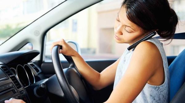 Cu telefonul la volan. Peste 60 de șoferi amendați în numai 24 de ore