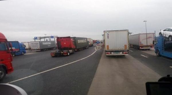 Camioanele așteaptă câte 3 ore la puctul de trecere a frontierei de la Nădlac