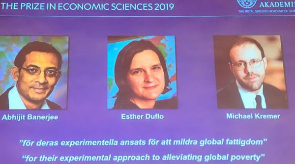 Nobelul pentru Economie, atribuit economiștilor Abhijit Banerjee, Esther Duflo şi Michael Kremer
