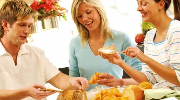 Românul la masă. INS a stabilit care sunt alimentele de bază