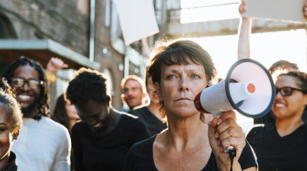 Zeci de mii de britanici au ieșit în stradă. Proteste în lanţ