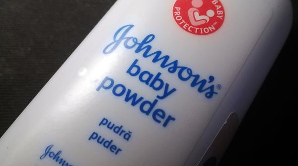 Johnson & Johnson retrage un lot din pudra de talc pentru bebeluși