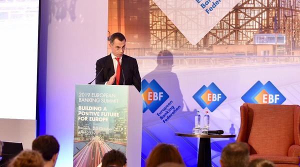 UniCredit vrea să se distanțeze de economia și politica italiană