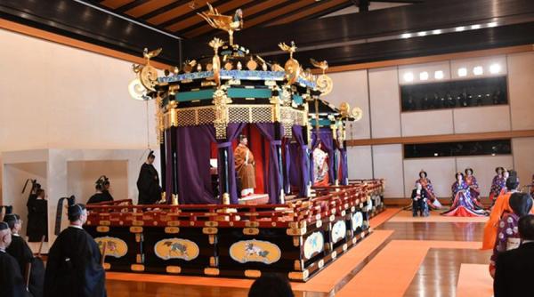 Ceremonie fastuoasă cu ocazia întronării împăratului Naruto