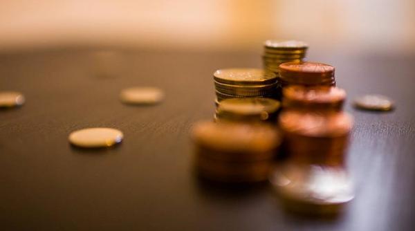 Scandalurile din România au scumpit leu. Cât costă un euro