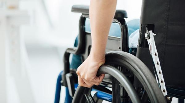 Angajarea persoanelor cu handicap. Cine nu ascultă, plătește 