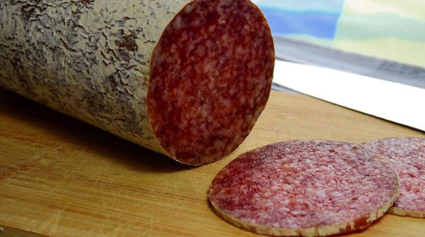 Salamul de Sibiu nu conține carne românească. De ce