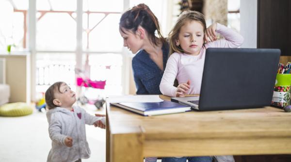 Ești mămică și stai acasă? Vezi cum poți câștiga bani