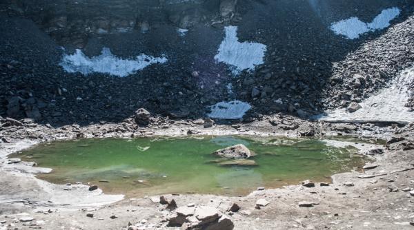 Sute de morți în jurul unui lac din Himalaya. Cercetătorii, puși în dificultate