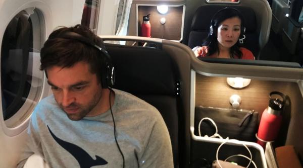 Masa de seară servită în zori. Un zbor total alandala FOTO VIDEO