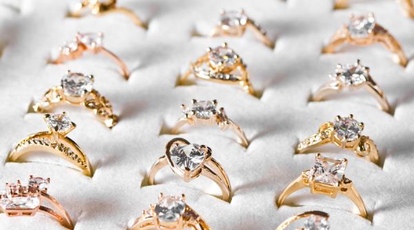 Cea mai mare problemă a diamantelor: devin ieftine