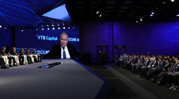 Putin îi ironizează pe cei care promovează renunțarea la combustibilii fosili