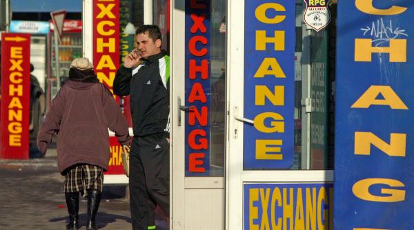 Analiștii, pesimiști față de evoluția monedei naționale