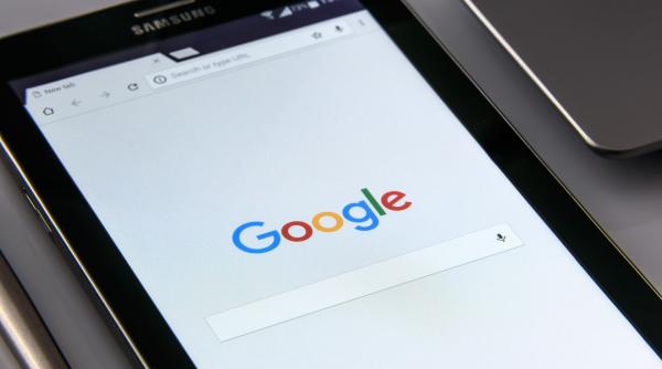 Contractele abuzive și colectarea datelor la Google, anchetate de CE