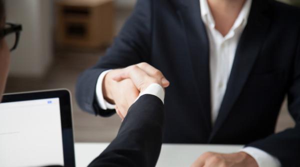 Piața de brokeraj a explodat anul acesta. Românii au mai multă încredere