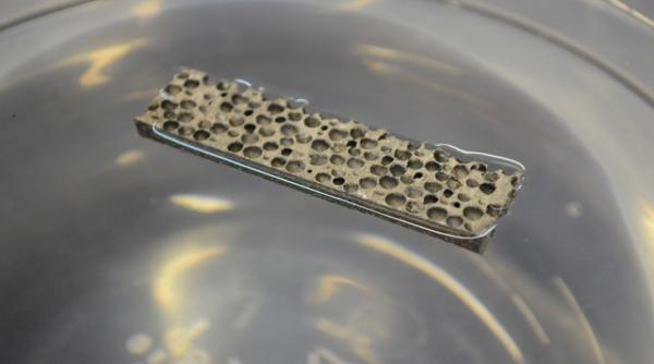 Un grup de fizicieni a realizat metalul care nu se scufundă