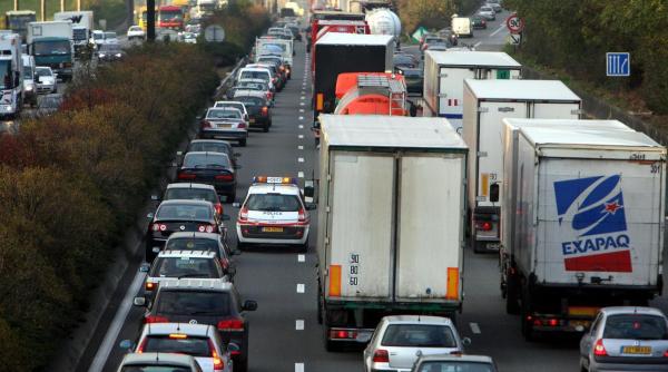 Franța, sub asediu. Avertismentul Ministerului Afacerilor Externe