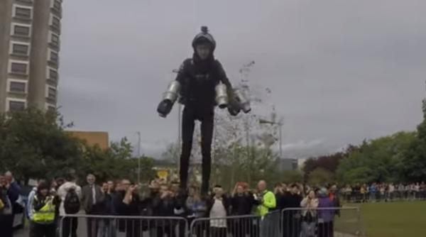 Cât te costă să zbori? Un inventator britanic a creat un costum zburător (VIDEO)