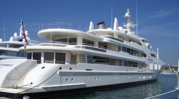 Uriașul iaht al oligarhului Roman Abramovici s-a stricat. Ce a pățit VIDEO