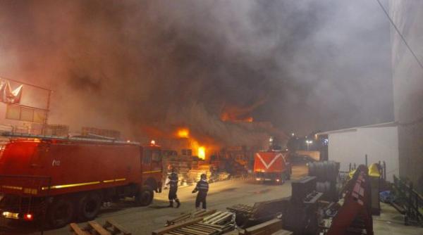 Incendiu violent cu degajări mari de fum în Fundeni