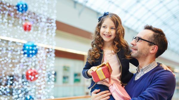 Febra cumpărăturilor de Crăciun. Câți bani cheltuie românii 