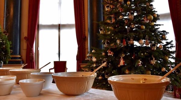 Regina Elisabeta, în bucătărie împreună cu patru prinți FOTO