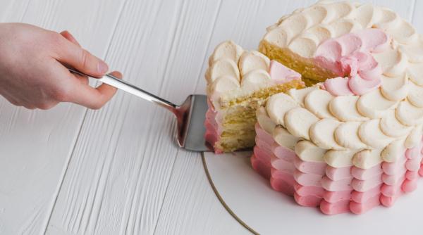 Câte chimicale conține o felie de tort de la cofetărie